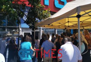 Θεσσαλονίκη: Καθυστερήσεις και ουρές στο εμβολιαστικό κέντρο της ΔΕΘ
