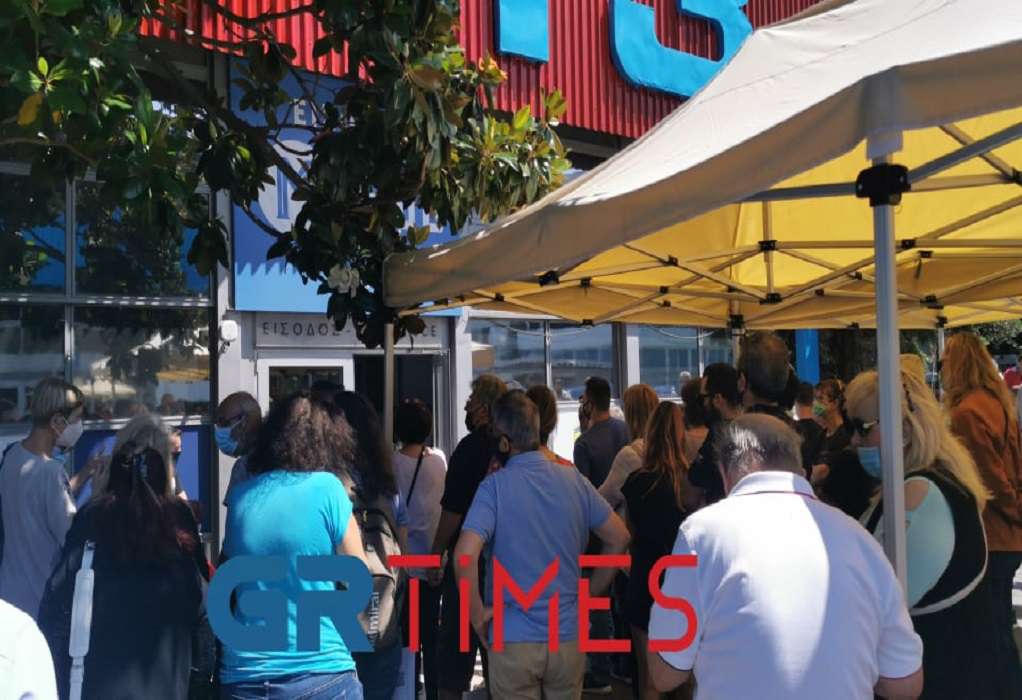 Θεσσαλονίκη: Καθυστερήσεις και ουρές στο εμβολιαστικό κέντρο της ΔΕΘ