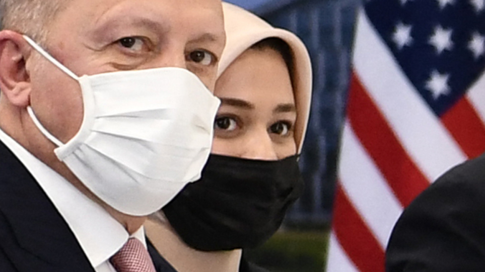 Φάτμα: Ποια είναι η Τουρκάλα διερμηνέας της συνάντησης Ερντογάν – Μπάϊντεν