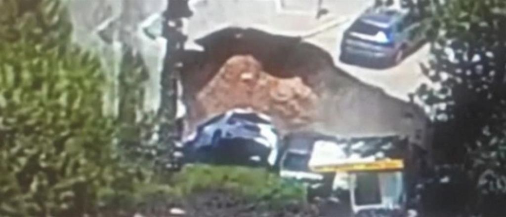 Ισραήλ: Η στιγμή που ανοίγει κρατήρας στο πάρκινγκ νοσοκομείου καταπίνοντας αυτοκίνητα