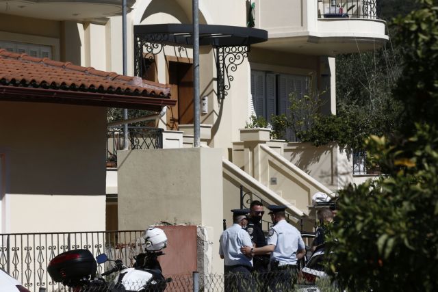 Γλυκά Νερά: Συγκλονίζει ο ξυλουργός που επισκεύασε τη σπασμένη πόρτα της μεζονέτας