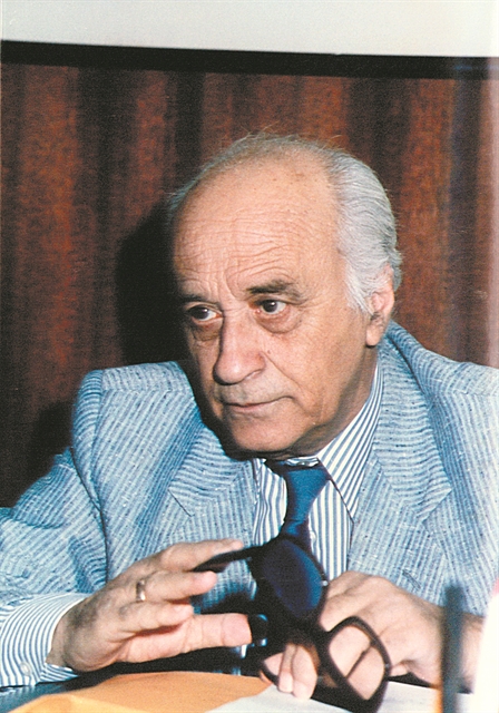 Μανόλης Κορρές