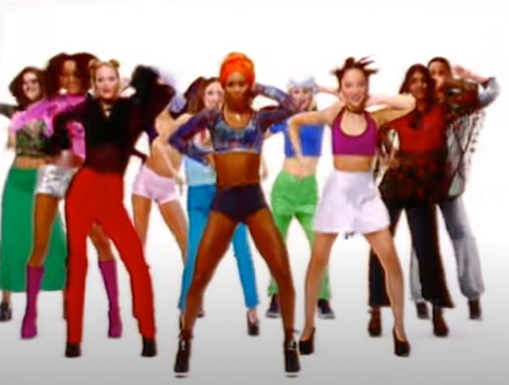 H διαχρονική «Macarena» έγινε 25 χρονών και το γιορτάζει μέσω… Airbnb