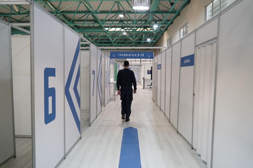 Δημοσκοπήσεις: Τι λένε οι πολίτες για την υποχρεωτικότητα του εμβολιασμού – Πού αποδίδουν ευθύνες για την ύπαρξη αρνητών