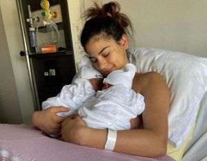 Χριστίνα Μπόμπα: Η πρώτη φωτογραφία με τα δίδυμα στο σπίτι