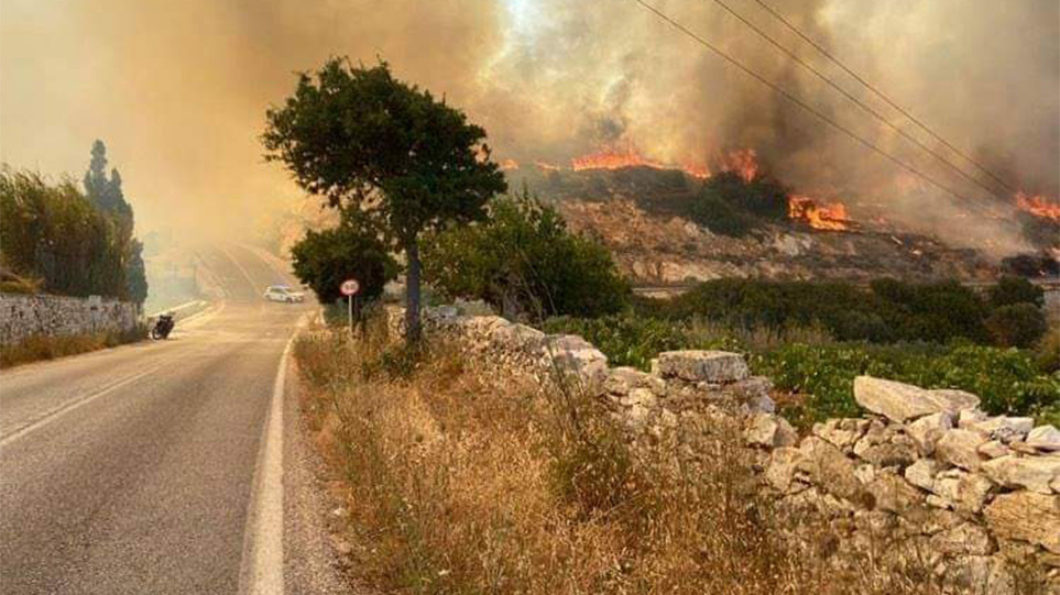 Φωτιά στην Πάρο: Καίει σε διάσπαρτα σημεία – Έφτασε στα 200 μέτρα από τα σπίτια
