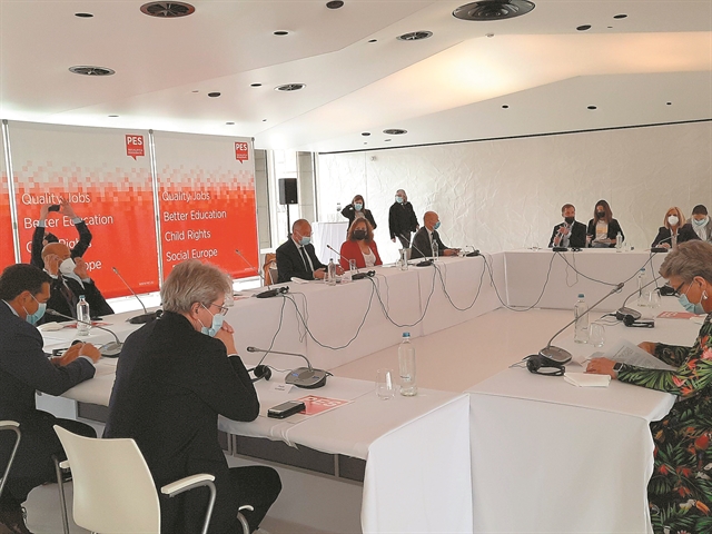 Δύο ξένοι στο ίδιο τραπέζι