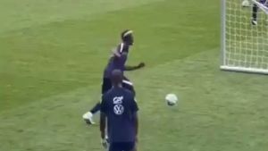 To απίθανο κοντρόλ του Πογκμπά με γυρισμένη την πλάτη