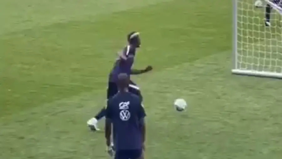 To απίθανο κοντρόλ του Πογκμπά με γυρισμένη την πλάτη