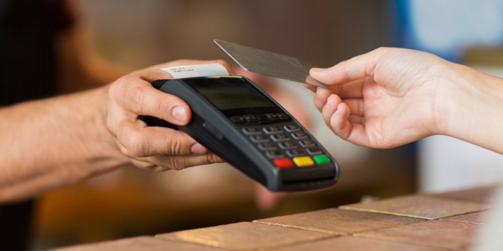 Μόνιμο το όριο 50 ευρώ για ανέπαφες συναλλαγές χωρίς pin