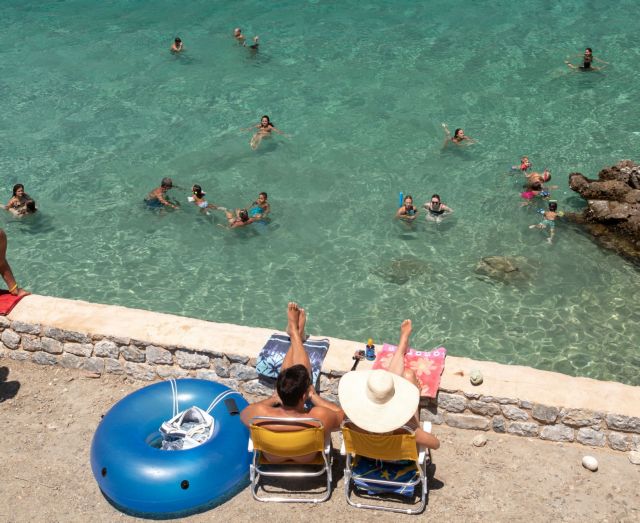 Καμπανάκι ειδικών για τις μεταλλάξεις : «Μην πάτε διακοπές χωρίς την πρώτη δόση εμβολίου» συστήνουν