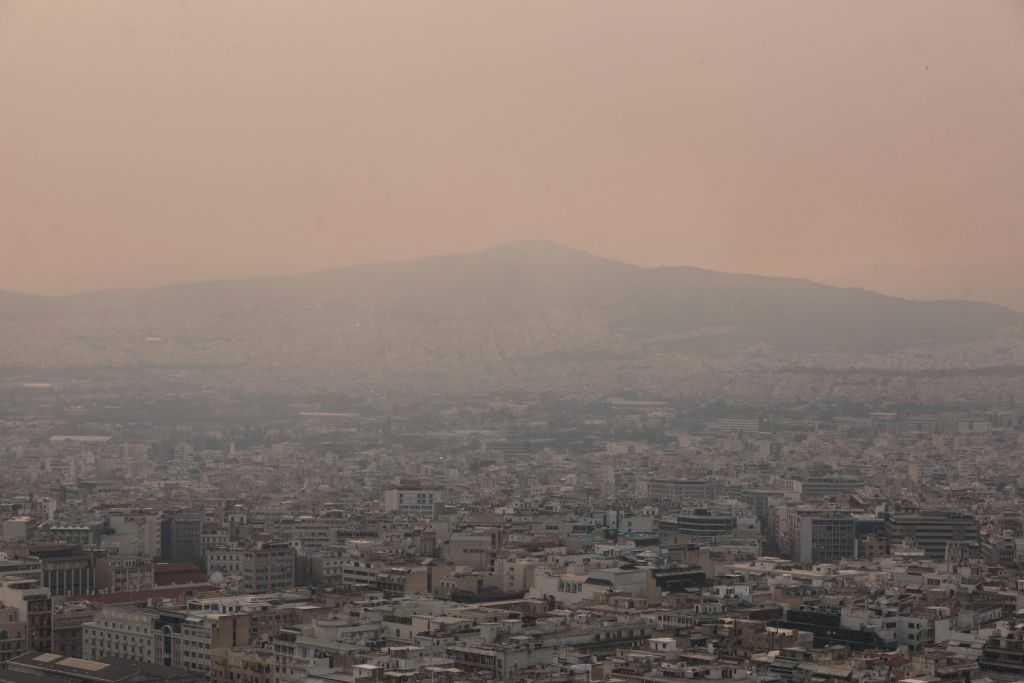 Καύσωνας: Αποπνικτική ζέστη και αφρικανική σκόνη την Παρασκευή
