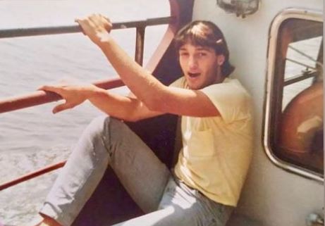 Δεν θα πιστεύετε ποιος είναι ο νεαρός της φωτογραφίας