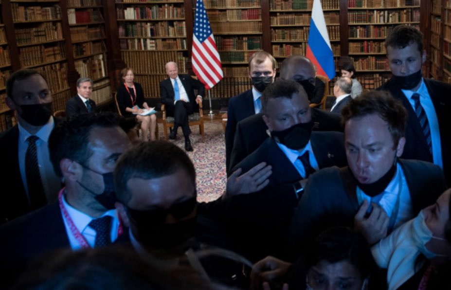 Πούτιν – Μπάιντεν:  Η ρωσική ασφάλεια έσπρωχνε δημοσιογράφους