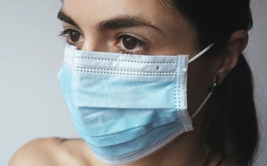 Οι χειρουργικές μάσκες προστατεύουν καλά από τον κοροναϊό, αλλά οι πλαστικές προσωπίδες καθόλου