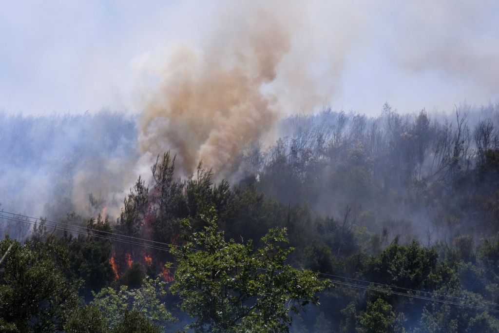 Βίντεο από τη μεγάλη πυρκαγιά που ξέσπασε στον Βαρνάβα