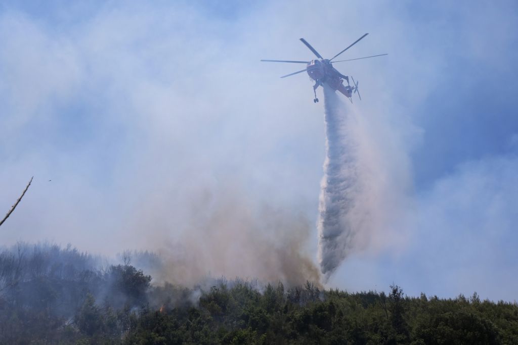 Φωτιές: Δυσμενείς μετεωρολογικές συνθήκες σε Βαρνάβα και Εύβοια