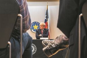 Σφίγγει ο κλοιός για τον Ομιλο Τραμπ