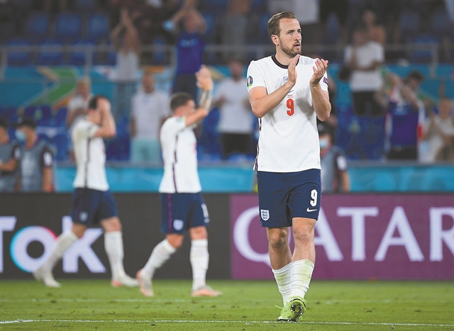 Προεόρτια για τους συμπαίκτες του με μπάρμπεκιου