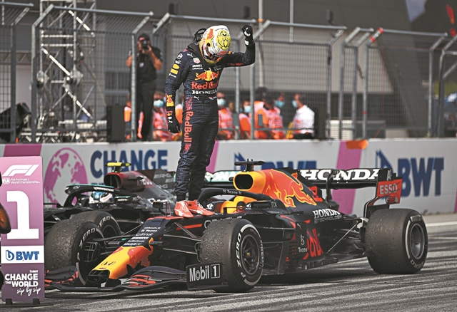 Τους έβαλε τα γυαλιά