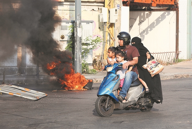 Χωρίς κυβέρνηση, στο έλεος της κρίσης και της πανδημίας