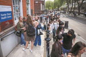 Εμβόλια με δέλεαρ… πίτσες και δωρεάν ταξί