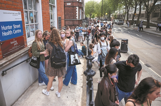 Εμβόλια με δέλεαρ… πίτσες και δωρεάν ταξί