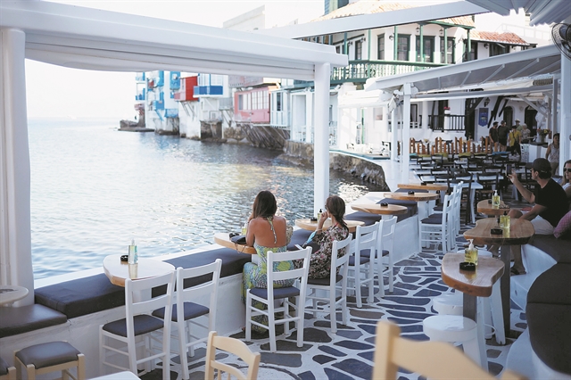 Εμβόλιο ή τεστ, αλλιώς… αποβολή