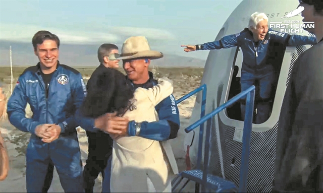 Ο Τζεφ Μπέζος επέστρεψε, οι τουρίστες ετοιμάζονται