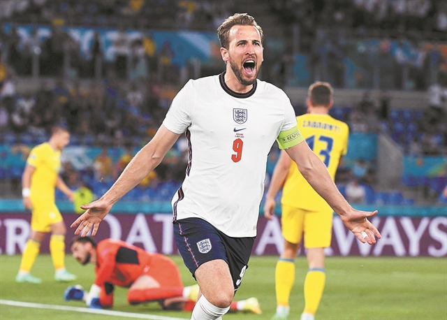 Πάνω του κρέμεται μια χώρα!