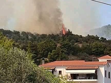 Μεγάλη φωτιά στην Εύβοια απειλεί σπίτια