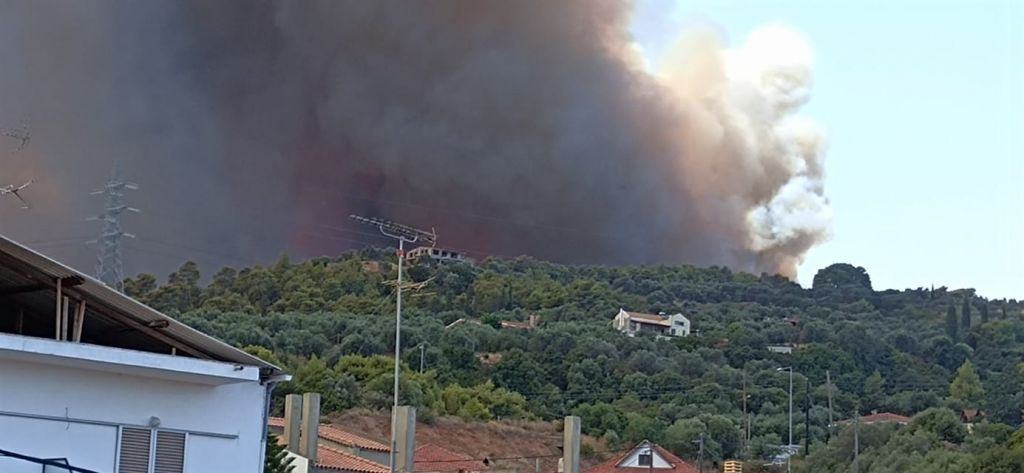 Φωτιά στην Αχαΐα – Απομακρύνθηκαν 110 παιδιά από κατασκήνωση