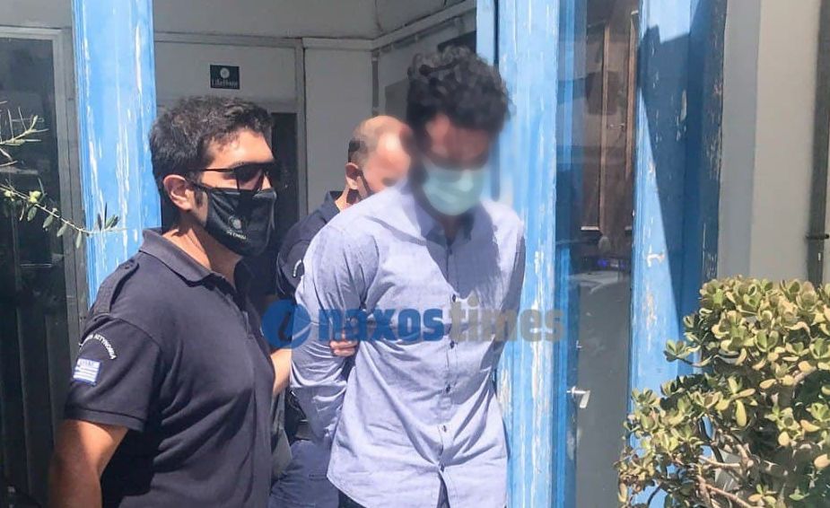 Φολέγανδρος: Με αποδοκιμασίες «καλωσόρισαν» τον γυναικοκτόνο έξω από το Πρωτοδικείο Νάξου