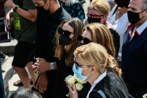 Τόλης Βοσκόπουλος: Σπαρακτική φωτογραφία της κόρης του – Κατέρρευσε στην αγκαλιά της Άντζελας Γκερέκου