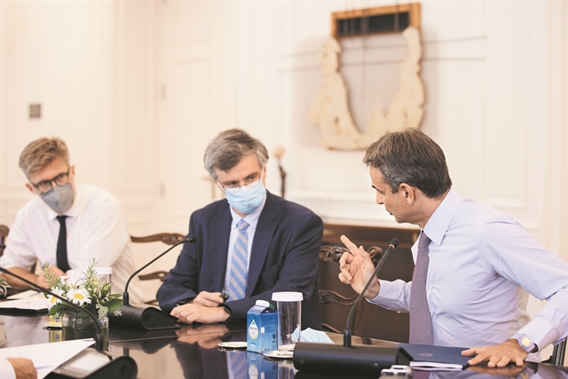 Η Ομικρον φέρνει πονοκέφαλο στο Μαξίμου