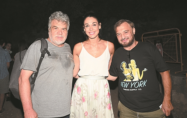 Απέραντο γαλάζιο, μυκονιάτικο lockdown και μια παράσταση στην Επίδαυρο