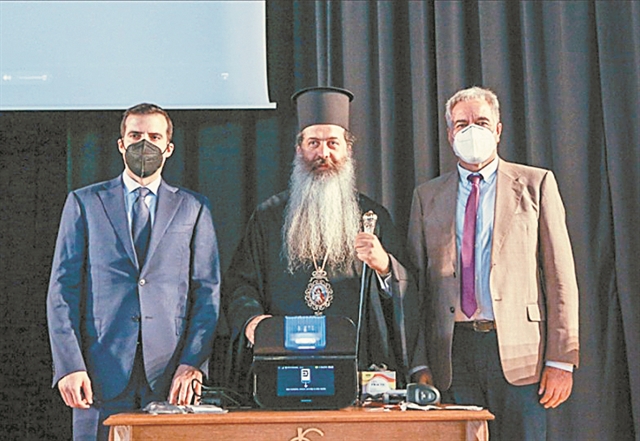 Μάχη με τις φλόγες σε δύο μέτωπα