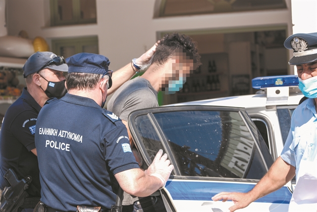 Τη χτύπησε, την έσυρε στα βράχια και την πέταξε να πνιγεί