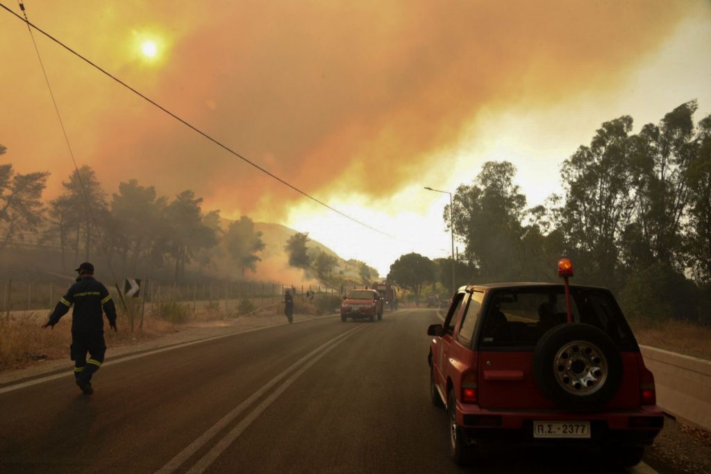 Κόλαση φωτιάς στην Αχαΐα – Κάηκαν σπίτια, εκκενώθηκαν οικισμοί