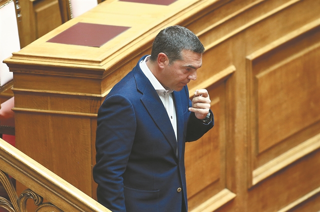 Θερινές συμπληγάδες για τον Τσίπρα