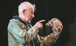 Χλιαρές οι πρώτες κριτικές για τον 81χρονο «Αμλετ» του Ιαν ΜακΚέλεν