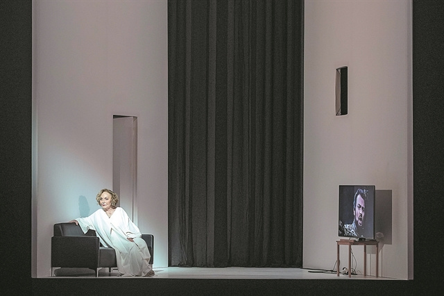 «Στη μέσα μας χώρα επικοινωνούμε με όσους έχουν φύγει»