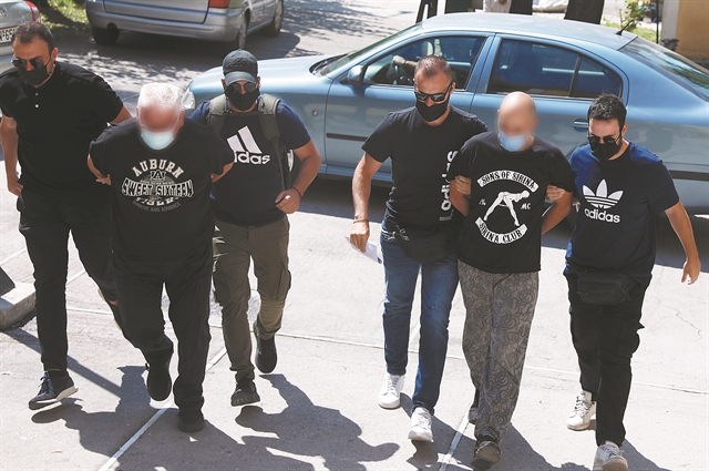 Απέδρασε και κατήγγειλε τους βιαστές της