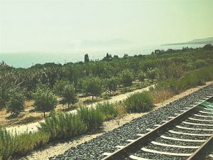 Ο διχασμός μας σε μικρογραφία – Μια διαδρομή με τον προαστιακό