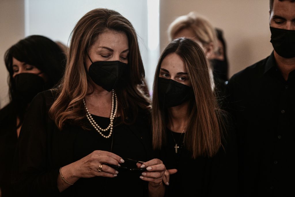 Κηδεία Τόλη Βοσκόπουλου: Συντετριμμένες η Άντζελα Γκερέκου και η κόρη του Μαρία