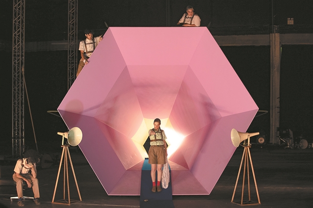 «Ενα καλειδοσκόπιο και ένα παιχνίδι με τους θεατές»