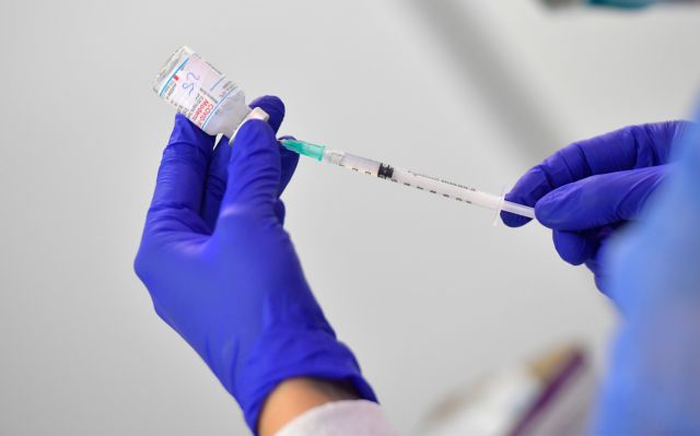Κοροναϊός: Γιατί βλέπουμε κρούσματα σε εμβολιασμένους – Οι πιθανότητες να νοσήσει κάποιος που έχει «τσιμπηθεί»