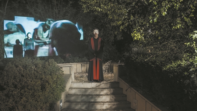 Στα όρια ποιητικού και πολιτικού