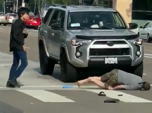 Ασιάτης έβγαλε νοκ-άουτ ρατσιστή που του επιτέθηκε στο δρόμο