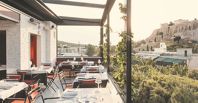 Με φόντο τον Ιερό Βράχο…